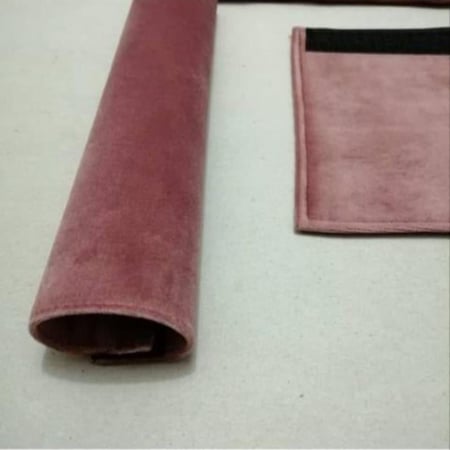 صورة مقربة توضح ملمس المخمل اللحمي الفاخر المناسب لمشاريع للطباعة