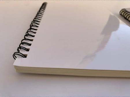 صورة تفصيلية لغلاف دفتر تدوين a6 مهيأ لاستقبال حبر سبلميشن بوضوح