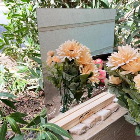 فكرة تنسيق مرايا زجاج سادة كقطعة ديكور مكتب أنيقة وعصرية