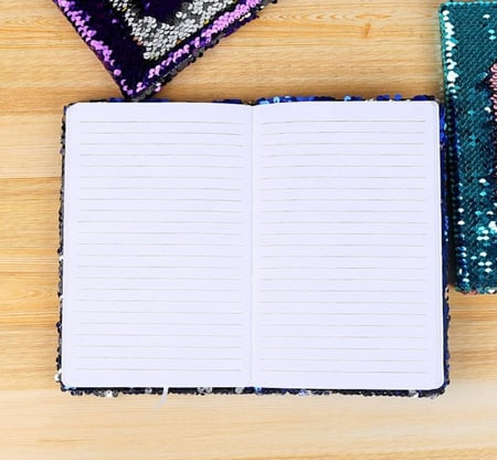 دفتر ماجيك سيكوين سادة لون ذهبي مفتوح من الداخل ورق مسطر