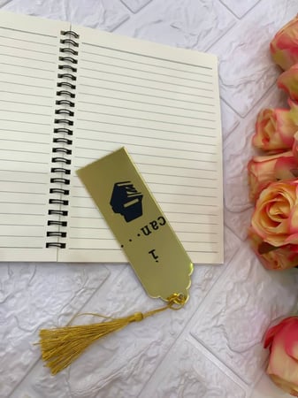 فواصل كتب اكريلك ذهبي فاخرة بجانب لوحة كانفس فنية مميزة