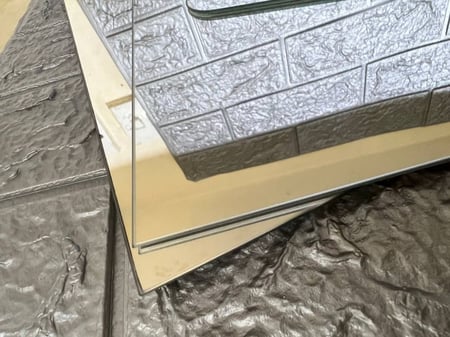 مرآة سادة شفافة توضع على ستاند خشب