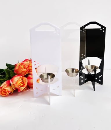 قاعدة معدنية ذهبية لمبخرة الأكريليك تظهر تفاصيل الجودة والمتانة