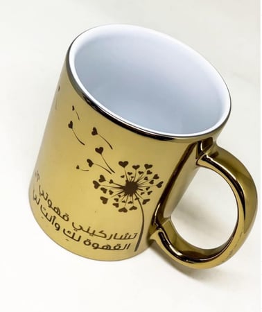 صورة مقربة تظهر لمعان الكوب الذهبي المرايا السادة وجودة الطلاء الحراري