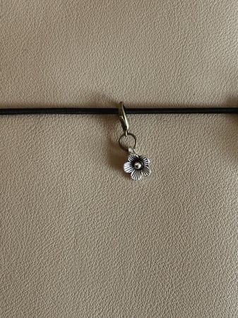 ميدالية بشكل وردة فضية