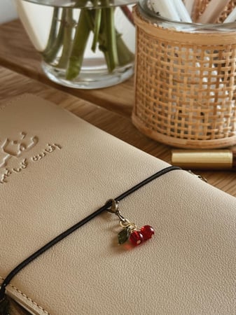 ميدالية بشكل كرز