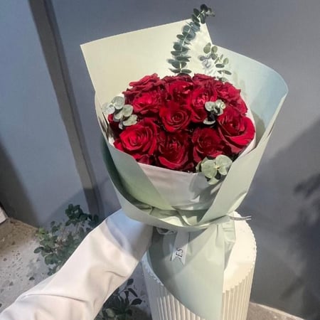 باقه ورد حمراء وسط