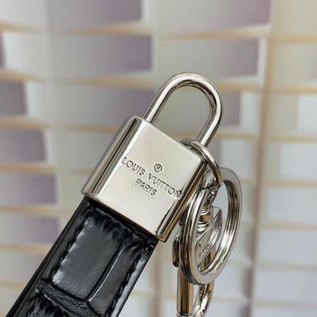 ميدالية لويس فيتون جلد اسود