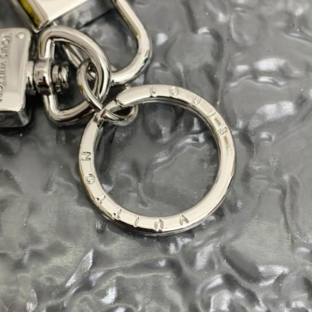 ميدالية لويس فيتون جلد اسود