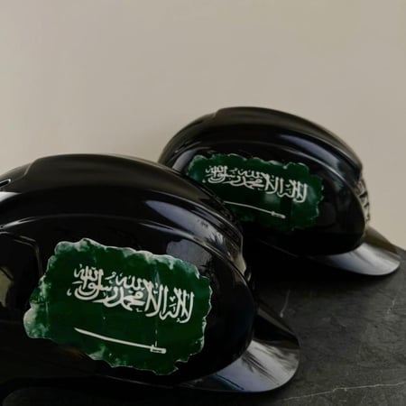 خوذه بشعار علم المملكه العربية السعودية