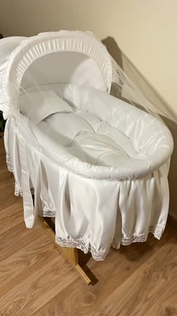 سرير أطفال حديث الولاده+ القاعده هزاز