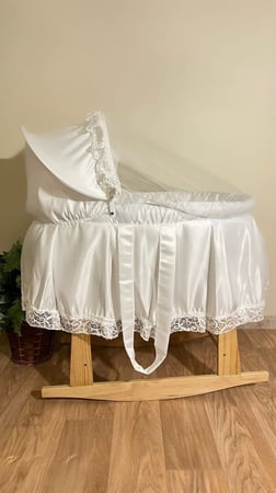 سرير أطفال حديث الولاده+ القاعده هزاز