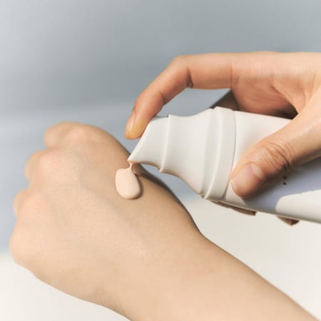 سكين 1004 - واقي شمس ملون لتفتيح البشرة بخلاصة السنتيلا