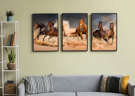 لوحة ثلاثية - مجموعة من الخيول