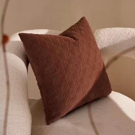 غطاء خدادية بلون بني دافئ بنقشة كلاسيكية أنيقة