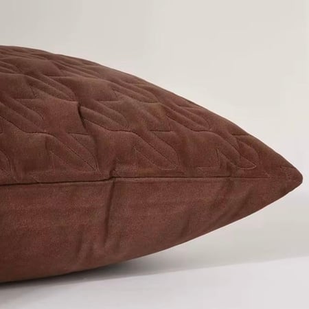 غطاء خدادية بلون بني دافئ بنقشة كلاسيكية أنيقة