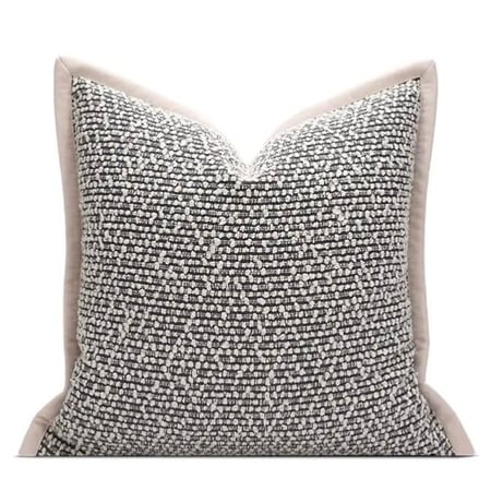 غطاء وسادة رمادي وابيض بحواف بيج