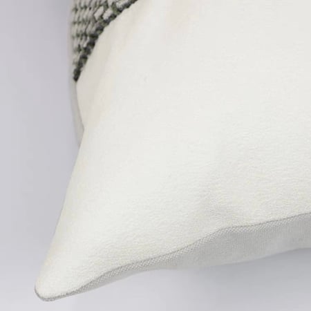 غطاء خدادية أبيض واخضر مزين بإكسسوار اخضر