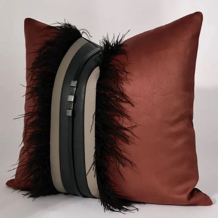 غطاء وسادة احمر بحزام انيق