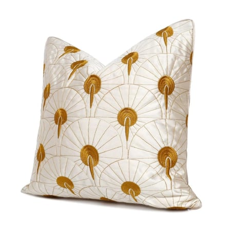 غطاء وساده اوف وايت بتطريز مميز