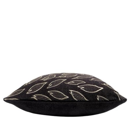 غطاء وسادة اسود برسمه اوراق شجر