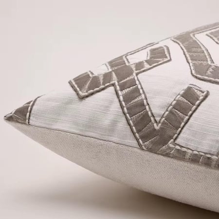 غطاء خدادية اوف وايت بتطريز ناعم وتصميم عصري فاخر