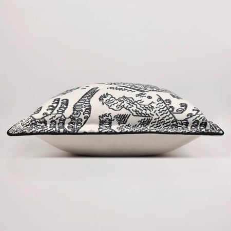 كوشنز أبيض وأسود بلمسة ديكورية أنيقة للكنب