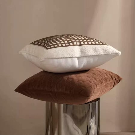 غطاء خدادية بلون بني دافئ بنقشة كلاسيكية أنيقة