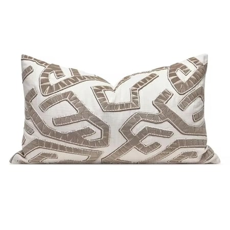 غطاء خدادية اوف وايت بتطريز ناعم وتصميم عصري فاخر