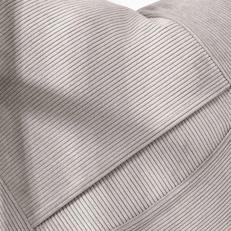 غطاء وساده رمادي فاتح بقصه انيقه