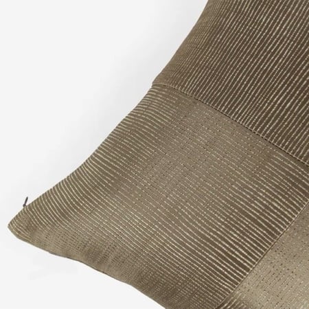 غطاء وسادة بني ذهبي