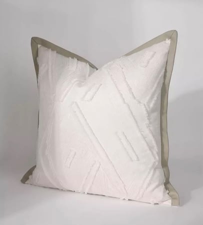 غطاء خدادية أبيض بحواف بيج أنيقة