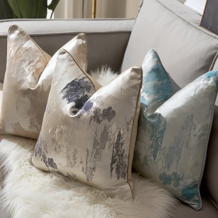 غطاء وسادة مودرن باللون البيج و الذهبي