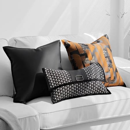 غطاء وسادة ابيض و اسود