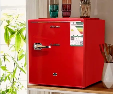 ثلاجه صغيره جي في سي اللون احمر من متجر اسوار العريش