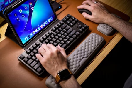 مسند معصم للكيبورد ناعم لتخفيف الإجهاد أثناء العمل اليومي قصد ستور