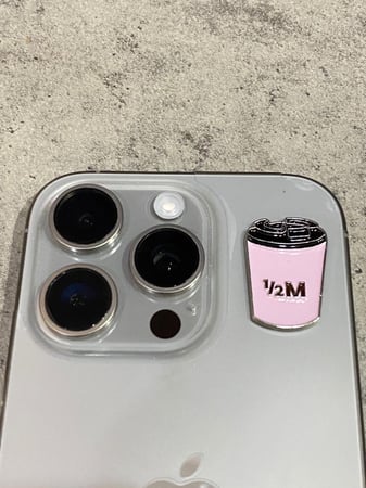 ملصق حديد - هاف مليون وردي