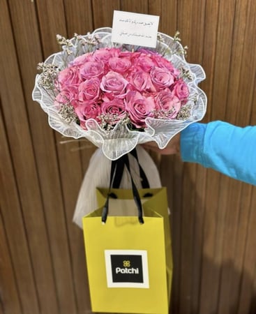 باقة جوري بتغليف قماش مع أضافة شكلاته باتشي