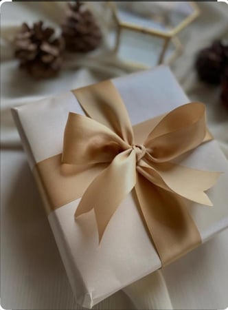 تغليف هدايا يتضمن تغليف مع كرت اهداء