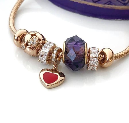 سوار باندورا لون ذهبي مع تعليقات ملونة.  MB-028