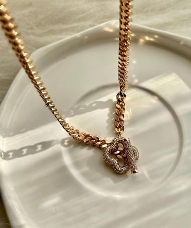 سلسلة جنزير مع قفل بشكل وردة  مطلي ذهب .              MN-041