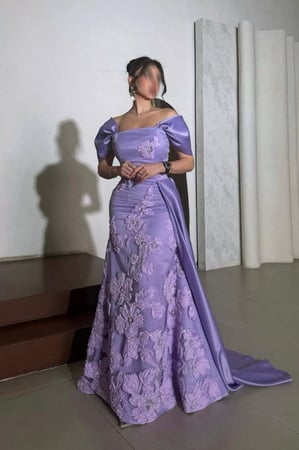 فستان سهرة مطرز بالورود بذيل طويل