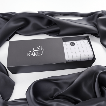 حذاء شرقي بني تقليدي