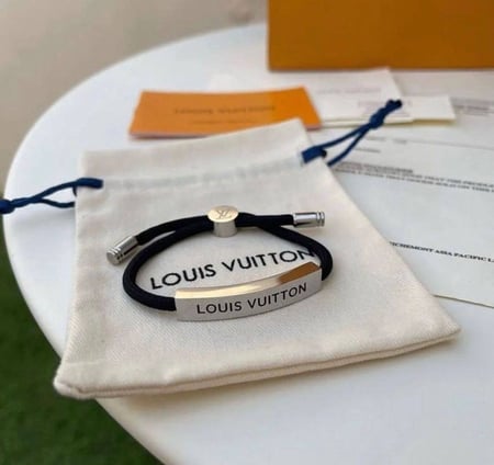 أسورة لويس فيتون  توصيل هدايا الطائف    باقة ورد هدية   طلب ورد جدة