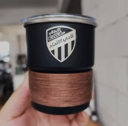 كوب قهوة بشعار فريق الاتحاد