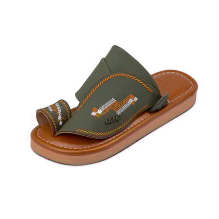 صندل جلد  زيتي بنقشة تراثية سعودية