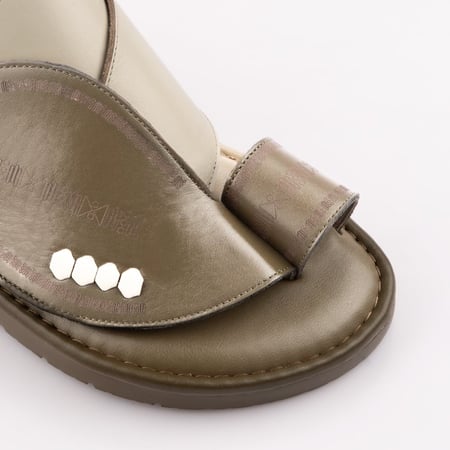 حذاء شرقي إيطالي زيتي وعاجي