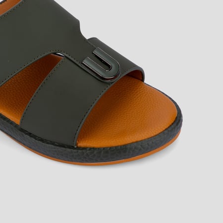 نعال شرقي طبي زيتي وبني من فيكتور كلارك