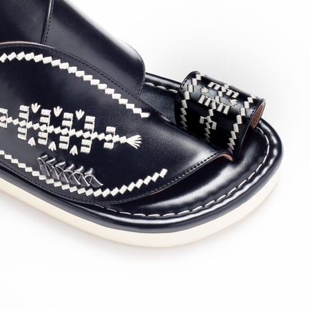 حذاء شرقي جلدي أسود بتطريزات حصرية