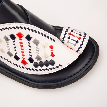 نعال شرقي إيطالي فاخر بألوان الأسود والأبيض